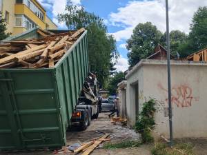 Demolarea garajelor de pe strada 6 Noiembrie, la intersecția cu Mărășești
