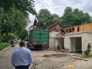 Demolarea garajelor de pe strada 6 Noiembrie, la intersecția cu Mărășești