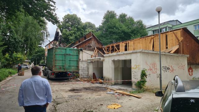 Demolarea garajelor de pe strada 6 Noiembrie, la intersecția cu Mărășești