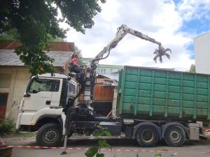 Demolarea garajelor de pe strada 6 Noiembrie, la intersecția cu Mărășești