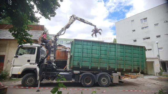 Demolarea garajelor de pe strada 6 Noiembrie, la intersecția cu Mărășești