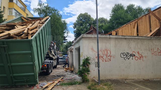Demolarea garajelor de pe strada 6 Noiembrie, la intersecția cu Mărășești