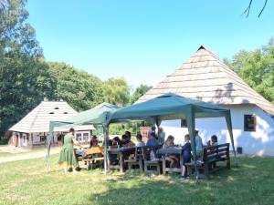Zeci de copii au descoperit tainele unor meșteșuguri tradiționale, la Muzeul Satului Bucovinean