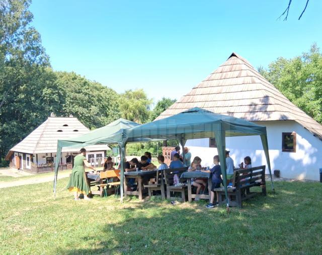 Zeci de copii au descoperit tainele unor meșteșuguri tradiționale, la Muzeul Satului Bucovinean