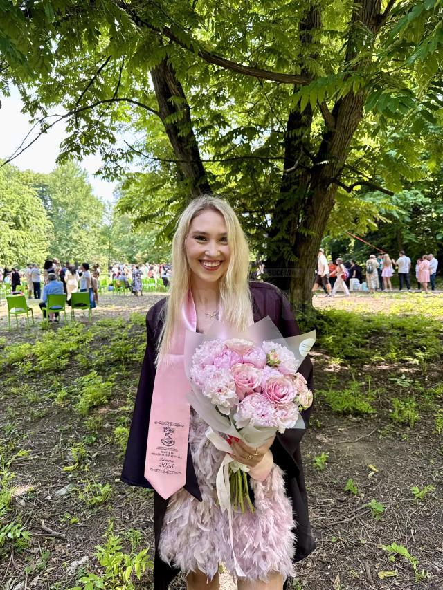 Suceveanca Teresa Ioana Pînzariu, șefă de promoție la masterul în Relații Internaționale de la Universitatea București