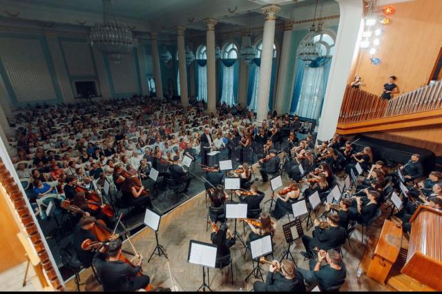 Alături de Orchestra de Tineret a Moldovei