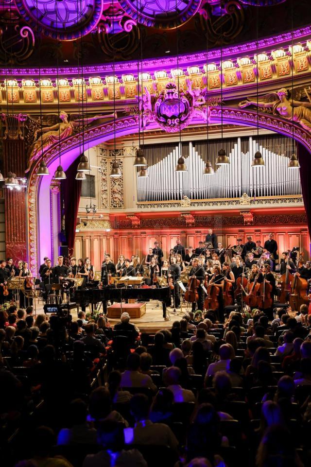 Alături de Orchestra de Tineret a Moldovei