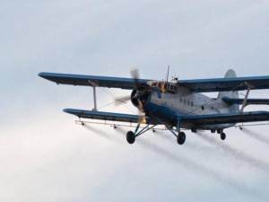 Avion pentru tratament aerian de combatere țânțari şi muște