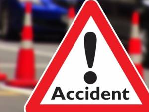 Un căruțaș băut a scăpat cu viață după ce a ieșit în fața unui vehicul greu