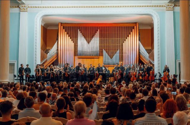 Alături de Orchestra de Tineret a Moldovei