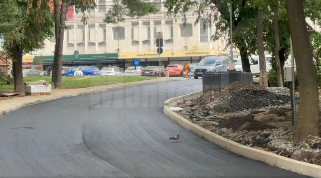 Stratul de uzură, turnat pe strada Ștefan Dracinschi, la care se lucrează din mai