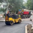Stratul de uzură, turnat pe strada Ștefan Dracinschi, la care se lucrează din mai