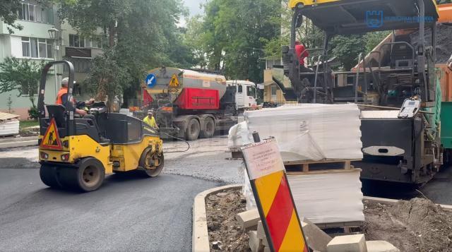 Stratul de uzură, turnat pe strada Ștefan Dracinschi, la care se lucrează din mai