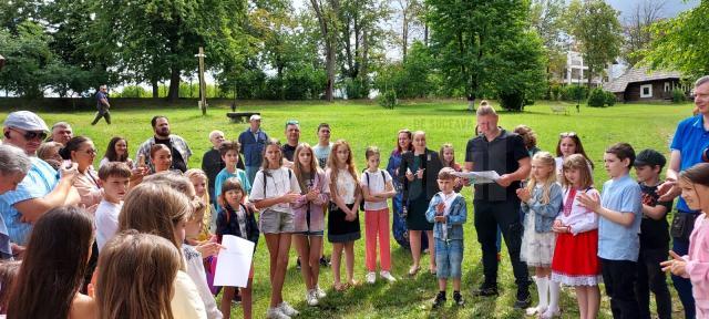 Zeci de copii au descoperit tainele unor meșteșuguri tradiționale, la Muzeul Satului Bucovinean