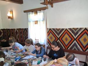 Zeci de copii au descoperit tainele unor meșteșuguri tradiționale, la Muzeul Satului Bucovinean