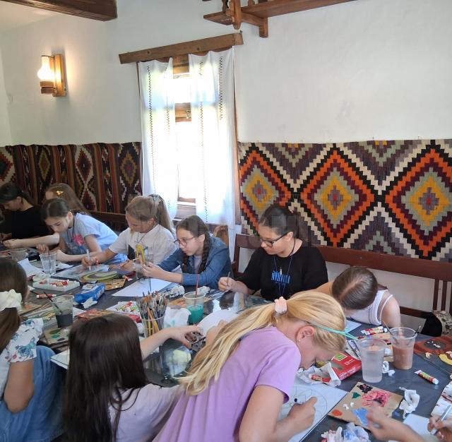 Zeci de copii au descoperit tainele unor meșteșuguri tradiționale, la Muzeul Satului Bucovinean