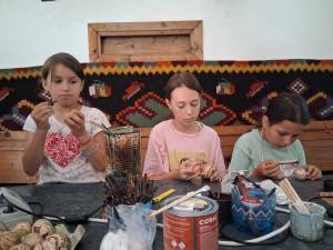 Zeci de copii au descoperit tainele unor meșteșuguri tradiționale, la Muzeul Satului Bucovinean