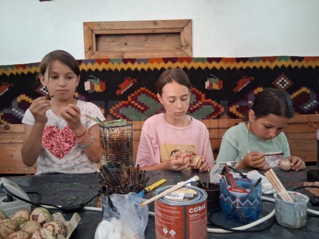 Zeci de copii au descoperit tainele unor meșteșuguri tradiționale, la Muzeul Satului Bucovinean
