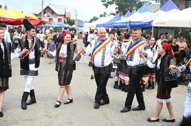Hora mare încinsă în stradă, după parada portului popular, la Cajvana