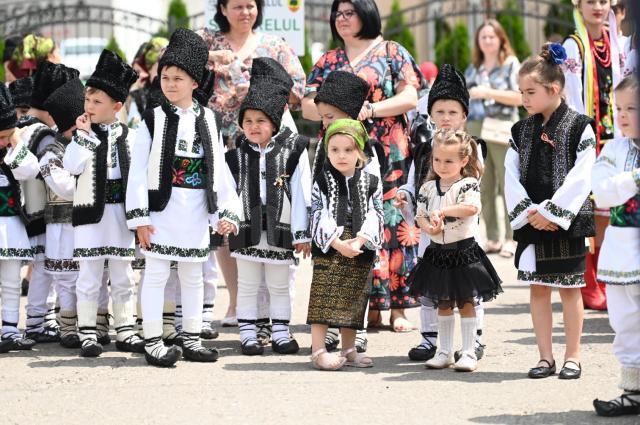 Frumoase costume populare purtate de cei mai tineri participanți la Parada portului popular de la Cajvana