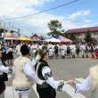 Hora mare încinsă în stradă, după parada portului popular, la Cajvana