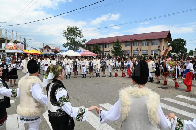 Hora mare încinsă în stradă, după parada portului popular, la Cajvana