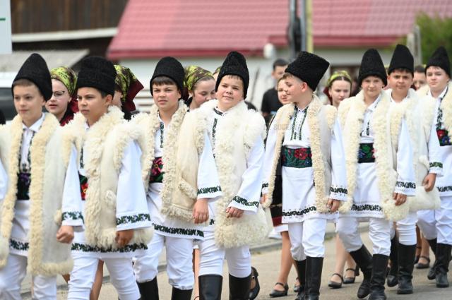 Parada portului popular de la Cajvana