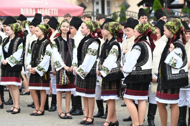 Parada portului popular de la Cajvana