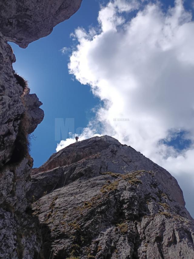 Salvamont Suceava reamenajează traseele turistice din masivele Călimani și Rarău