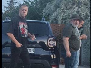 Șeful Poliției Locale Suceava, Ovidiu Doroftei, cu mașina de serviciu, la Berchișești, sâmbătă seara, împreună cu Gabriel Petrovici (SuceavaFail)