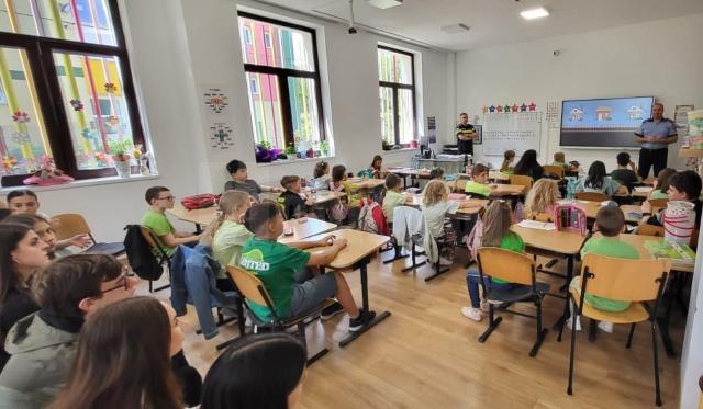 Polițiștii Biroului Siguranță Școlară au fost prezenți, în perioada 30 iunie - 10 iulie, în 10 școli de vară și 5 tabere școlare