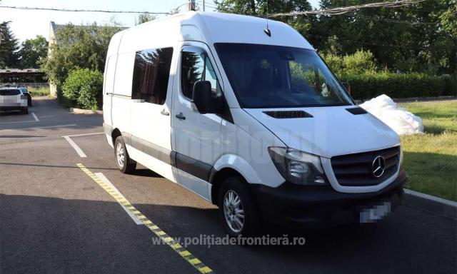 Microbuzul cu care erau transportate rochiile