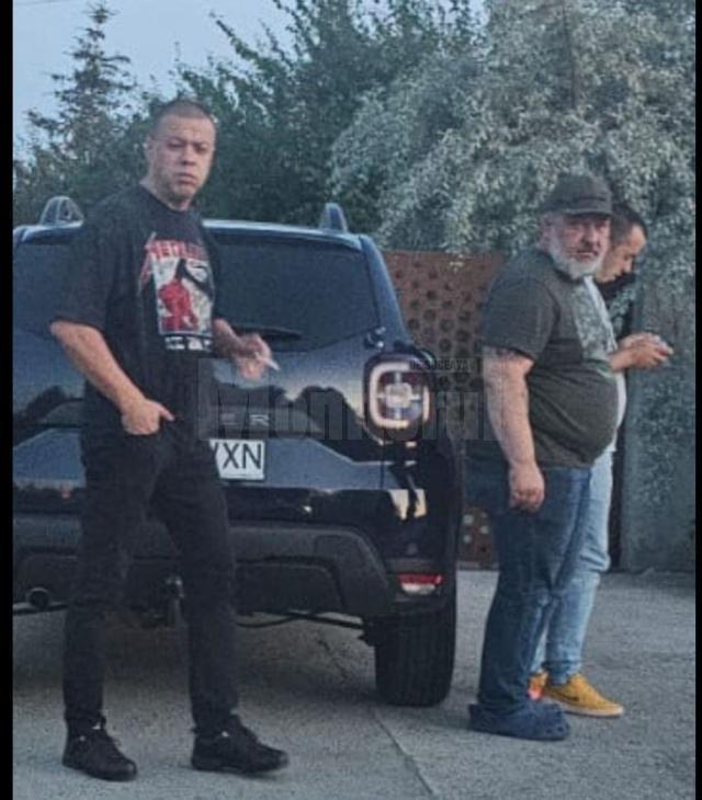 Șeful Poliției Locale Suceava, Ovidiu Doroftei, cu mașina de serviciu, la Berchișești, sâmbătă seara, împreună cu Gabriel Petrovici (SuceavaFail)