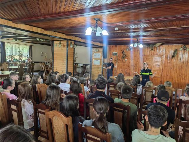 Polițiștii le-au prezentat elevilor din tabere drepturile și obligațiile
