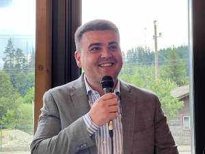 Președintele CJ Suceava, Gheorghe Șoldan, a fost prezent la deschiderea restaurantului Stone Grill din Pojorâta