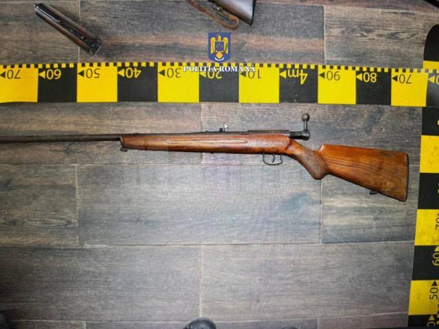 Arme deținute ilegal, ridicate cu ocazia unor percheziții
