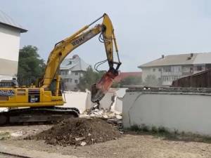 Garajele din Obcini, unde trebuie construită o grădiniță, au început să fie demolate 3
