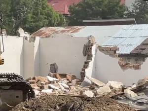 Garajele din Obcini, unde trebuie construită o grădiniță, au început să fie demolate 4