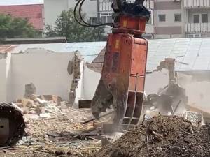 Garajele din Obcini, unde trebuie construită o grădiniță, au început să fie demolate 5