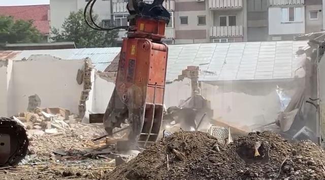 Garajele din Obcini, unde trebuie construită o grădiniță, au început să fie demolate 5