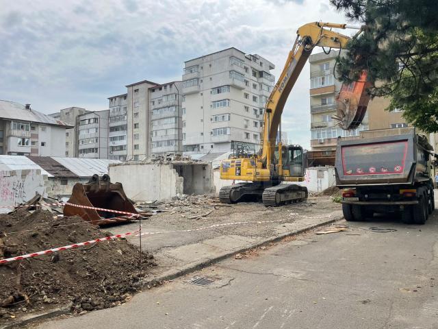 Garajele din Obcini, unde trebuie construită o grădiniță, au început să fie demolate