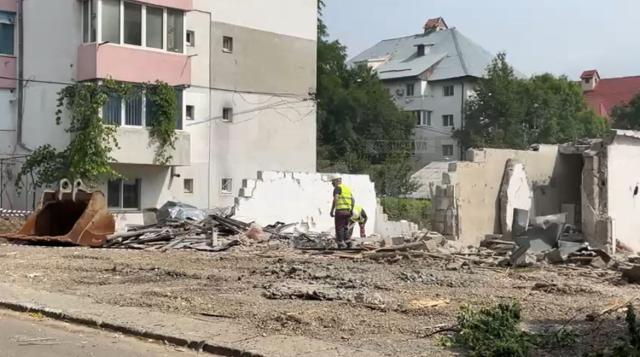Garajele din Obcini, unde trebuie construită o grădiniță, au început să fie demolate