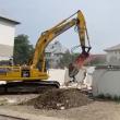 Garajele din Obcini, unde trebuie construită o grădiniță, au început să fie demolate