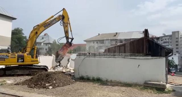 Garajele din Obcini, unde trebuie construită o grădiniță, au început să fie demolate