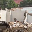 Garajele din Obcini, unde trebuie construită o grădiniță, au început să fie demolate