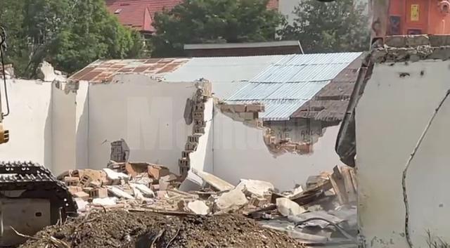 Garajele din Obcini, unde trebuie construită o grădiniță, au început să fie demolate