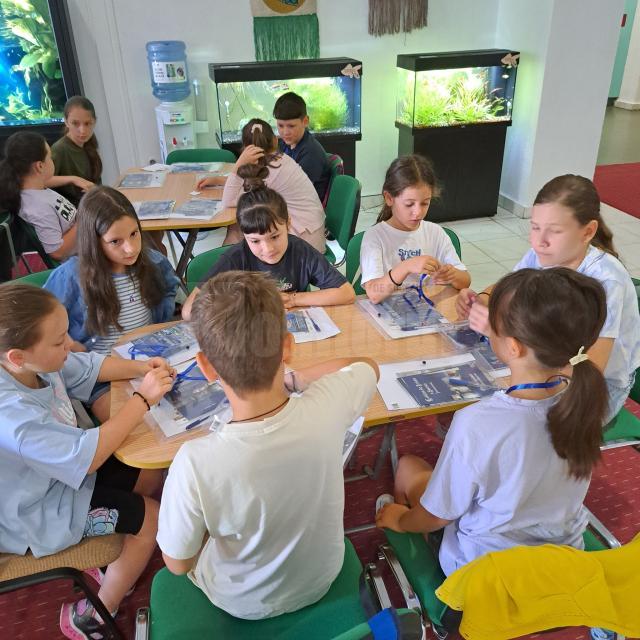 Sub îndrumarea muzeografului Lili Flutur, copiii explorează și învață lucruri noi despre natură