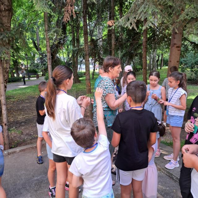 Sub îndrumarea muzeografului Lili Flutur, copiii explorează și învață lucruri noi despre natură