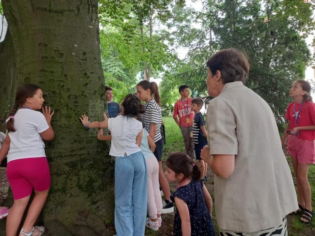 Sub îndrumarea muzeografului Lili Flutur, copiii explorează și învață lucruri noi despre natură