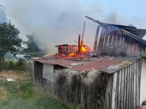 Casă incendiată intenționat